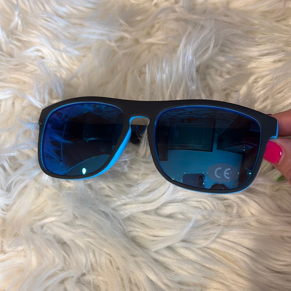 Stylish Blue mirrored new without tags Sunglasses